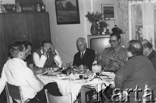 Październik 1979, Zalesie Górne, Polska.
Spotkanie Zespołu Wykonawczego Rady Sygnatariuszy Ruchu Obrony Praw Człowieka i Obywatela w domu Bogumiła Studzińskiego; siedzą od lewej: Andrzej Czuma, Bogumił Studziński, Jerzy Brykczyński, Marian Gołębiewski, Józef M. Janowski, Kazimierz Janusz, Edward Staniewski.
Fot. Janusz Krzyżewski, zbiory Ośrodka KARTA