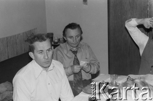 Październik 1979, Zalesie Górne, Polska.
Spotkanie Zespołu Wykonawczego Rady Sygnatariuszy Ruchu Obrony Praw Człowieka i Obywatela w domu Bogumiła Studzińskiego; siedzą od lewej: Andrzej Czuma i Bogumił Studziński.
Fot. Janusz Krzyżewski, zbiory Ośrodka KARTA