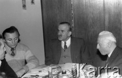 Październik 1979, Zalesie Górne, Polska.
Spotkanie Zespołu Wykonawczego Rady Sygnatariuszy Ruchu Obrony Praw Człowieka i Obywatela w domu Bogumiła Studzińskiego; siedzą od lewej: Andrzej Czuma, Bogumił Studziński, Jerzy Brykczyński i Marian Gołębiewski.
Fot. Janusz Krzyżewski, zbiory Ośrodka KARTA