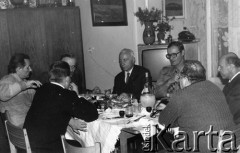 Październik 1979, Zalesie Górne, Polska.
Spotkanie Zespołu Wykonawczego Rady Sygnatariuszy Ruchu Obrony Praw Człowieka i Obywatela w domu Bogumiła Studzińskiego; siedzą od lewej: Bogumił Studziński, Jerzy Brykczyński, Marian Gołębiowski, Józef M. Janowski, Kazimierz Janusz, tyłem Edrwad Staniewski i Andrzej Czuma.
Fot. Janusz Krzyżewski, zbiory Ośrodka KARTA