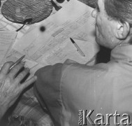 Październik 1979, Zalesie Górne, Polska.
Spotkanie Zespołu Wykonawczego Rady Sygnatariuszy Ruchu Obrony Praw Człowieka i Obywatela w domu Bogumiła Studzińskiego; na stole leży kartka z rozrysowaną strukturą organizacji.
Fot. Janusz Krzyżewski, zbiory Ośrodka KARTA