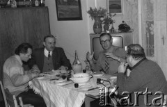 Październik 1979, Zalesie Górne, Polska.
Spotkanie Zespołu Wykonawczego Rady Sygnatariuszy Ruchu Obrony Praw Człowieka i Obywatela w domu Bogumiła Studzińskiego; siedzą od lewej: Bogumił Studziński, Jerzy Brykczyński, Józef M. Janowski i tyłem Edward Staniewski.
Fot. Janusz Krzyżewski, zbiory Ośrodka KARTA