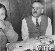 Październik 1979, Zalesie Górne, Polska.
Spotkanie Zespołu Wykonawczego Rady Sygnatariuszy Ruchu Obrony Praw Człowieka i Obywatela w domu Bogumiła Studzińskiego; siedzą od lewej: Bogumił Studziński i Jerzy Brykczyński.
Fot. Janusz Krzyżewski, zbiory Ośrodka KARTA