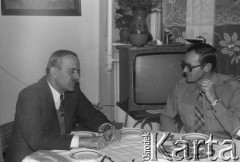 Październik 1979, Zalesie Górne, Polska.
Spotkanie Zespołu Wykonawczego Rady Sygnatariuszy Ruchu Obrony Praw Człowieka i Obywatela w domu Bogumiła Studzińskiego; siedzą od lewej: Jerzy Brykczyński i Józef M. Janowski.
Fot. Janusz Krzyżewski, zbiory Ośrodka KARTA