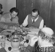 Październik 1979, Zalesie Górne, Polska.
Spotkanie Zespołu Wykonawczego Rady Sygnatariuszy Ruchu Obrony Praw Człowieka i Obywatela w domu Bogumiła Studzińskiego; siedzą od lewej: Bogumił Studziński i Jerzy Brykczyński.
Fot. Janusz Krzyżewski, zbiory Ośrodka KARTA