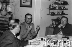 Październik 1979, Zalesie Górne, Polska.
Spotkanie Zespołu Wykonawczego Rady Sygnatariuszy Ruchu Obrony Praw Człowieka i Obywatela w domu Bogumiła Studzińskiego; siedzą od prawej: Edward Staniewski, Józef M. Janowski, tyłem Jerzy Brykczyński.
Fot. Janusz Krzyżewski, zbiory Ośrodka KARTA