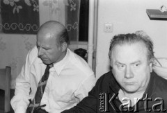 Październik 1979, Zalesie Górne, Polska.
Spotkanie Zespołu Wykonawczego Rady Sygnatariuszy Ruchu Obrony Praw Człowieka i Obywatela w domu Bogumiła Studzińskiego; siedzą od lewej: Kazimierz Janusz i Edward Staniewski.
Fot. Janusz Krzyżewski, zbiory Ośrodka KARTA