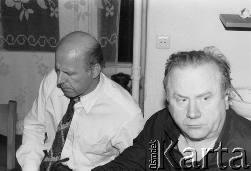 Październik 1979, Zalesie Górne, Polska.
Spotkanie Zespołu Wykonawczego Rady Sygnatariuszy Ruchu Obrony Praw Człowieka i Obywatela w domu Bogumiła Studzińskiego; siedzą od lewej: Kazimierz Janusz i Edward Staniewski.
Fot. Janusz Krzyżewski, zbiory Ośrodka KARTA