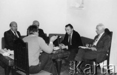 1979, Warszawa, Polska.
Posiedzenie Zespołu Wykonawczego Ruchu Obrony Praw Człowieka i Obywatela, siedzą od lewej: Kazimierz Janusz, Piotr Typiak, Bogdan Studziński, Marian Gołębiewski, tyłem Andrzej Czuma.
Fot. Janusz Krzyżewski, zbiory Ośrodka KARTA