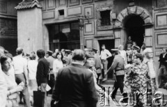 01.09.1979, Warszawa, Polska.
Manifestacja patriotyczna przechodzi przez Krakowskie Przedmieście - moment powstania Konfederacji Polski Niepodległej, milicjanci wśród przechodniów.
Fot. Janusz Krzyżewski, zbiory Ośrodka KARTA