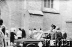 01.09.1979, Warszawa, Polska.
Manifestacja patriotyczna przechodzi przez Stare Miasto - moment powstania Konfederacji Polski Niepodległej, milicjant i przechodnie.
Fot. Janusz Krzyżewski, zbiory Ośrodka KARTA