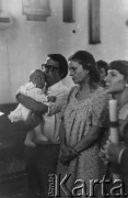1977, Polska.
Emil Morgiewicz z dzieckiem i żoną w czasie chrztu.
Fot. Janusz Krzyżewski, zbiory Ośrodka KARTA

