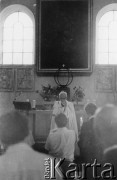 1977, Polska.
Chrzest dziecka Emila Morgiewicza, mszę odprawia ksiądz Jan Zieja.
Fot. Janusz Krzyżewski, zbiory Ośrodka KARTA

