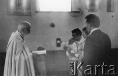 1977, Polska.
Chrzest dziecka Emila Morgiewicza, mszę odprawia ksiądz Jan Zieja.
Fot. Janusz Krzyżewski, zbiory Ośrodka KARTA

