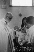 1977, Polska.
Emil Morgiewicz z dzieckiem podczas chrztu, z lewej ksiądz Jan Zieja.
Fot. Janusz Krzyżewski, zbiory Ośrodka KARTA

