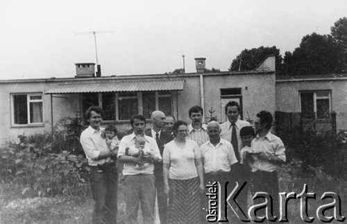1977, Polska.
Chrzest dziecka Emila Morgiewicza, stoją od lewej: Wiesław Kęcik, Emil Morgiewicz, Marzena Kęcik, Marian Gołębiewski, Andrzej Woźnicki, z tyłu: Stanisław Szczuka, Wojciech Ziembiński, Janusz Krzyżewski, Andrzej Czuma.
Fot. Janusz Krzyżewski, zbiory Ośrodka KARTA

