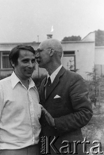 1977, Polska.
Chrzest dziecka Emila Morgiewicza, Emil Morgiewicz (z lewej) i Stanisław Szczuka.
Fot. Janusz Krzyżewski, zbiory Ośrodka KARTA

