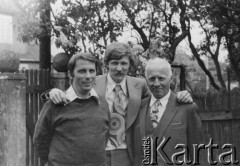 1977, Polska.
Chrzest dziecka Emila Morgiewicza, stoją od lewej: Emil Morgiewicz, Janusz Krzyżewski, Marian Gołębiewski.
Fot. Janusz Krzyżewski, zbiory Ośrodka KARTA

