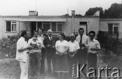 1977, Polska.
Chrzest dziecka Emila Morgiewicza, stoją od lewej: Wojciech Ziembiński, Emil Morgiewicz, Wiesław Kęcik, Stanisław Szczuka, Marzena Kęcik, Marian Gołębiewski, Andrzej Czuma, Andrzej Woźnicki.
Fot. Janusz Krzyżewski, zbiory Ośrodka KARTA

