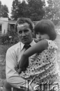 1977, Polska.
Chrzest dziecka Emila Morgiewicza, Andrzej Czuma z córką.
Fot. Janusz Krzyżewski, zbiory Ośrodka KARTA

