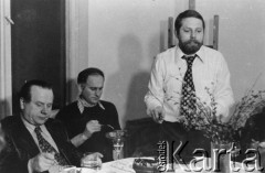 1977, Polska.
Chrzest dziecka Emila Morgiewicza, siedzą od lewej: Edward Staniewski, Sławomir Kowalewski, Adam Wojciechowski.
Fot. Janusz Krzyżewski, zbiory Ośrodka KARTA

