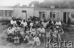 1977, Polska.
Chrzest dziecka Emila Morgiewicza, stoją od lewej: NN, NN, Wojciech Ziembiński, Marian Gołebiewski, Stanisław Szczuka, Wiesław Kęcik, NN, Andrzej Woźnicki, NN, NN, Adam Wojciechowski, NN, siedzą od lewej: Marzena Kęcik, NN, żona Emila Morgiewicza, NN, Andrzej Czuma, Emil Morgiewicz, NN, NN, NN.
Fot. Janusz Krzyżewski, zbiory Ośrodka KARTA

