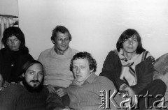 Październik 1979, Warszawa, Polska.
Głodówka członków Komitetu Obrony Robotników w kościele św. Krzyża, siedzą z tyłu od lewej: Anka Kowalska, Jacek Bierezin, Konrad Bieliński, z przodu: Antoni Macierewicz i Adam Michnik.
Fot. Janusz Krzyżewski, zbiory Ośrodka KARTA