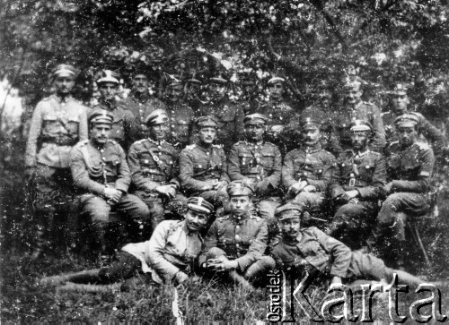 1919, Litwa Środkowa.
Wojna polsko-bolszewicka. Żołnierze 3 kompanii c.k.m. 9 pułku piechoty Legionów, pierwszy z lewej siedzi szeregowy Olawa , dalej leży sierżant Mieczysław Szczepański, między nimi wyżej siedzi Franciszek Gasiński.
Fot. Stachurski, zbiory Ośrodka KARTA, udostępnił Franciszek Gasiński.