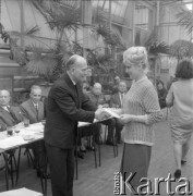 Czerwiec 1965, Zielona Góra, Polska.
Eliminacje do I Festiwalu Piosenki Radzieckiej, wręczanie nagród uczestnikom przesłuchań. Za stołem jury festiwalowe.
Fot. Romuald Broniarek, zbiory Ośrodka KARTA.