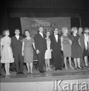 Czerwiec 1965, Zielona Góra, Polska.
Laureaci I Festiwalu Piosenki Radzieckiej na scenie, wśród nich Irena Falska (4. z prawej) i Bogdan Zalewski (5. z prawej) - konferansjerzy prowadzący Festiwal. 
Fot. Romuald Broniarek, zbiory Ośrodka KARTA.