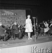 Czerwiec 1965, Zielona Góra, Polska.
I Festiwal Piosenki Radzieckiej, występ jednej z laureatek - Marii Pawlak z Głogowa.
Fot. Romuald Broniarek, zbiory Ośrodka KARTA.