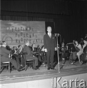 Czerwiec 1965, Zielona Góra, Polska.
I Festiwal Piosenki Radzieckiej, występ jednego z uczestników.
Fot. Romuald Broniarek, zbiory Ośrodka KARTA.