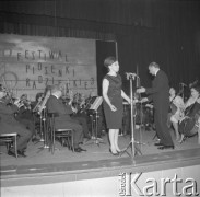 Czerwiec 1965, Zielona Góra, Polska.
I Festiwal Piosenki Radzieckiej, występ jednej z uczestniczek.
Fot. Romuald Broniarek, zbiory Ośrodka KARTA.