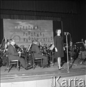 Czerwiec 1965, Zielona Góra, Polska.
I Festiwal Piosenki Radzieckiej, występ jednej z uczestniczek.
Fot. Romuald Broniarek, zbiory Ośrodka KARTA.
