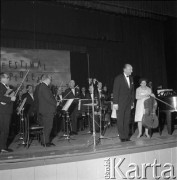 Czerwiec 1965, Zielona Góra, Polska.
I Festiwal Piosenki Radzieckiej, na scenie dyrygent Stefan Rachoń z orkiestrą.
Fot. Romuald Broniarek, zbiory Ośrodka KARTA.