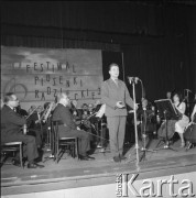 Czerwiec 1965, Zielona Góra, Polska.
I Festiwal Piosenki Radzieckiej, występ jednego z uczestników.
Fot. Romuald Broniarek, zbiory Ośrodka KARTA.