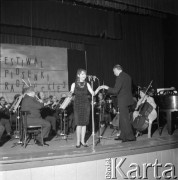 Czerwiec 1965, Zielona Góra, Polska.
I Festiwal Piosenki Radzieckiej, występ jednej z uczestniczek. Dyryguje Stefan Rachoń.
Fot. Romuald Broniarek, zbiory Ośrodka KARTA.

