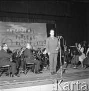 Czerwiec 1965, Zielona Góra, Polska.
I Festiwal Piosenki Radzieckiej, występ jednego z uczestników.
Fot. Romuald Broniarek, zbiory Ośrodka KARTA.