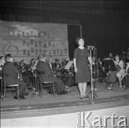 Czerwiec 1965, Zielona Góra, Polska.
Festiwal Piosenki Radzieckiej, występ uczestniczki festiwalu.
Fot. Romuald Broniarek, zbiory Ośrodka KARTA.