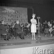 Czerwiec 1965, Zielona Góra, Polska.
Festiwal Piosenki Radzieckiej, występ uczestniczki festiwalu.
Fot. Romuald Broniarek, zbiory Ośrodka KARTA.