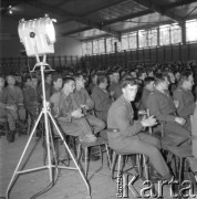 Czerwiec 1965, Wrocław, Polska.
Żołnierze na widowni w czasie eliminacji do I Festiwalu Piosenki Radzieckiej.
Fot. Romuald Broniarek, zbiory Ośrodka KARTA.
