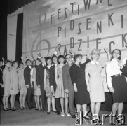 Czerwiec 1965, Zielona Góra, Polska.
Uczestnicy I Festiwalu Piosenki Radzieckiej na scenie w czasie finałowego koncertu.
Fot. Romuald Broniarek, zbiory Ośrodka KARTA.
