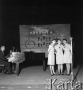 Czerwiec 1965, Zielona Góra, Polska.
Żeński zespół wokalny w trakcie występu na I Festiwalu Piosenki Radzieckiej.
Fot. Romuald Broniarek, zbiory Ośrodka KARTA.
