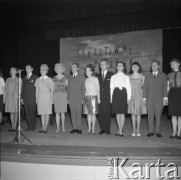 Czerwiec 1965, Zielona Góra, Polska.
Uczestnicy I Festiwalu Piosenki Radzieckiej na scenie w czasie finałowego koncertu.
Fot. Romuald Broniarek, zbiory Ośrodka KARTA.
