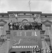 Czerwiec 1965, Zielona Góra, Polska.
Uczestnicy I Festiwalu Piosenki Radzieckiej na balkonie siedziby Towarzystwa Przyjaźni Polsko-Radzieckiej w Alei Niepodległości.
Fot. Romuald Broniarek, zbiory Ośrodka KARTA.
