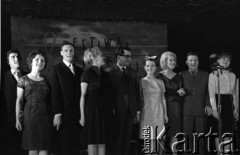 1965, Zielona Góra, Polska.
Koncert laureatów IV Festiwalu Piosenki Radzieckiej. Prowadząca festiwal -  Irena Falska (3. z prawej), kompozytor Andriej Pietrow (5. z prawej).
Fot. Romuald Broniarek, zbiory Ośrodka KARTA.

