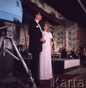 Czerwiec 1971, Zielona Góra, Polska.
Krystyna Loska i Wacław Przybylski - konferansjerzy na VII Festiwalu Piosenki Radzieckiej.
Fot. Romuald Broniarek, zbiory Ośrodka KARTA.
