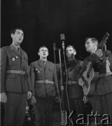 1968, Zielona Góra, Polska.
Zespół wojskowy z województwa olsztyńskiego podczas występu na IV Festiwalu Piosenki Radzieckiej.
Fot. Romuald Broniarek, zbiory Ośrodka KARTA.