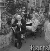 Czerwiec 1968, Zielona Góra, Polska.
Stefan Rachoń (z amatorską kamerą) w kuluarach IV Festiwalu Piosenki Radzieckiej. Przy stole festiwalowi goście.
Fot. Romuald Broniarek, zbiory Ośrodka KARTA.