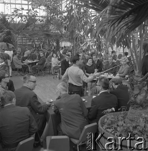 Czerwiec 1968, Zielona Góra, Polska.
Palmiarnia, ogłoszenie nagród IV Festiwalu Piosenki Radzieckiej. 
Fot. Romuald Broniarek, zbiory Ośrodka KARTA.